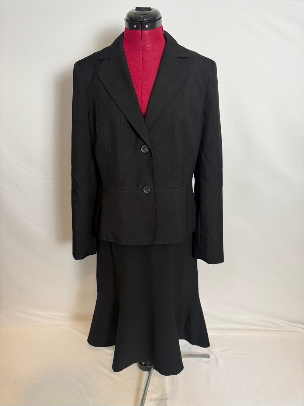 Le Suit Skirt Suit Woman's Size 8 Black 2-Piece Set Blazer & Skirt